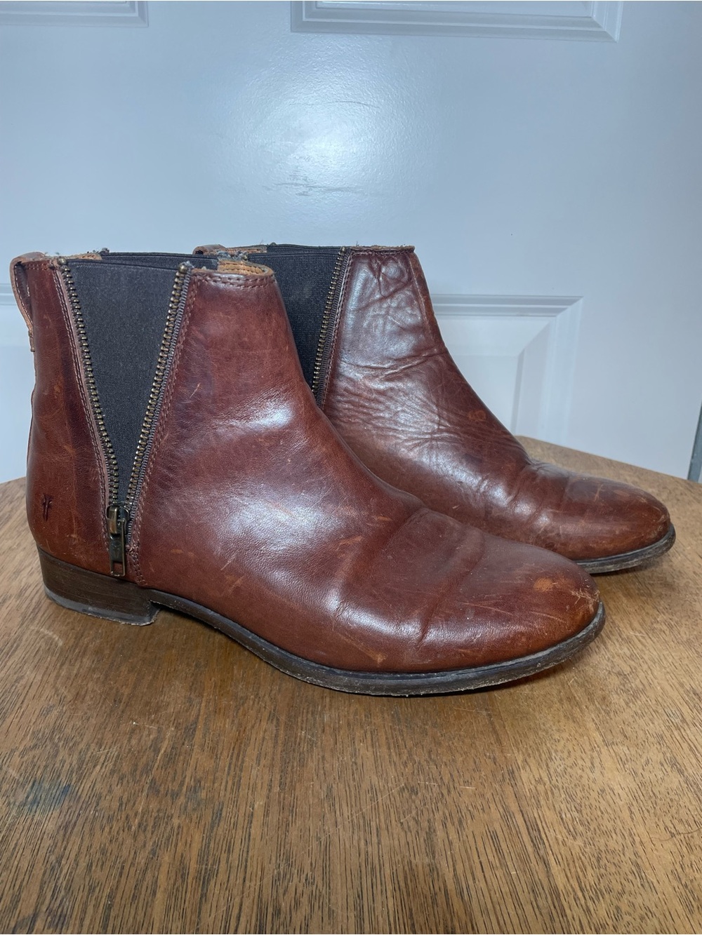Frye Carly Zip Chelsea Boots Women’s Size 9 Cognac Brown Leather Ankle Boots